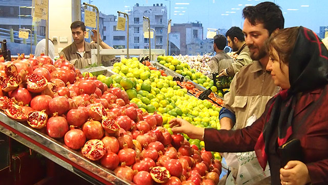 イランにあるスーパーマーケット内のザクロ売り場