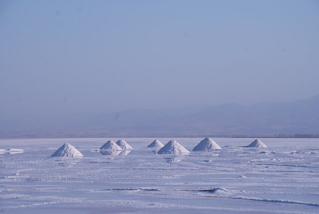 ウルミエ湖の塩の山の風景