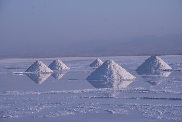 ウルミエ湖の塩の山の風景